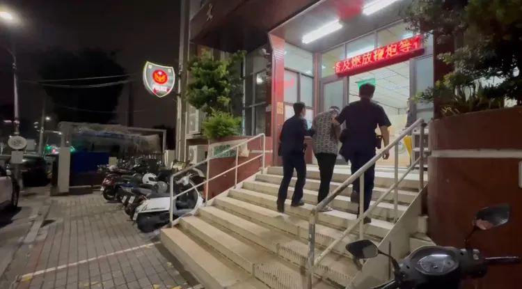 轄區警方以車追人，在大寮區逮到吳男，開單告發、查扣車輛並依法送辦。民眾提供