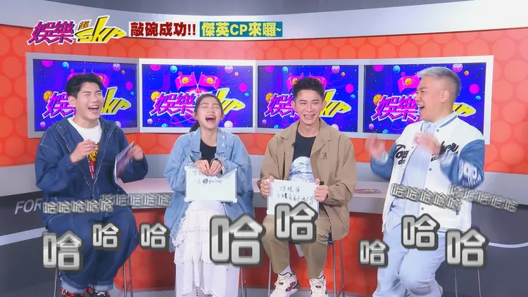 曾子益、曾智希與主持人阿甘（右）、小鹿（左）暢聊笑聲不斷。民視提供