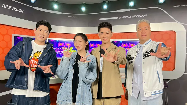 曾子益、曾智希與主持人阿甘（右）、小鹿（左）同框合影。民視提供