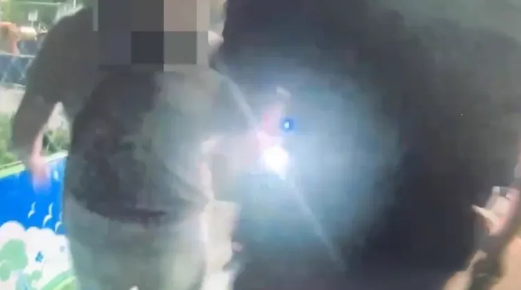 警方趕到現場，在附近巷弄逮到蘇女，詢後依強盜罪送辦。民眾提供