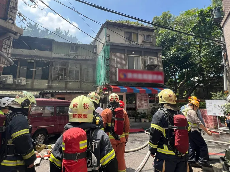 新北消防局出動15車36人前往搶救，現場無人受困。翻攝畫面