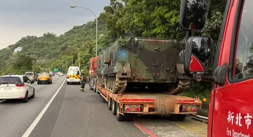 尷尬！國軍裝甲車運上國道　一下午卻連續起火2次