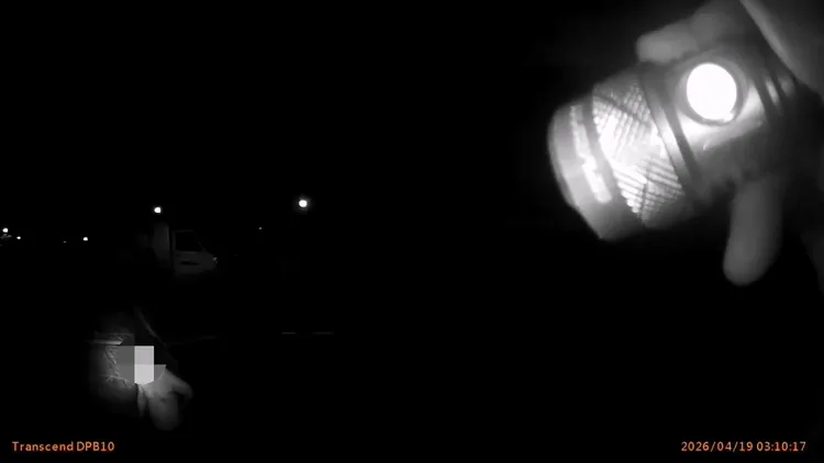 蔡男不明原因掉入路邊水溝。翻攝畫面