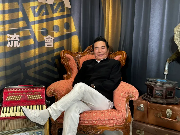 雷洪現在專心和小15歲妻生活。民視提供