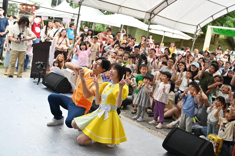 桃園市府邀請民眾在四、五月花期期間走入山林，沿著精心規劃的賞桐路線，感受客庄風情與自然生態之美。客家局提供