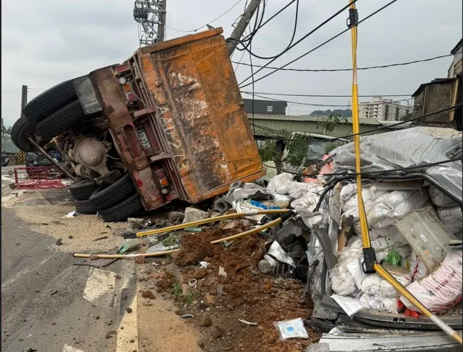 鶯歌八德路一輛大貨車失控連撞7車，造成6大1小受傷送醫。翻攝畫面
