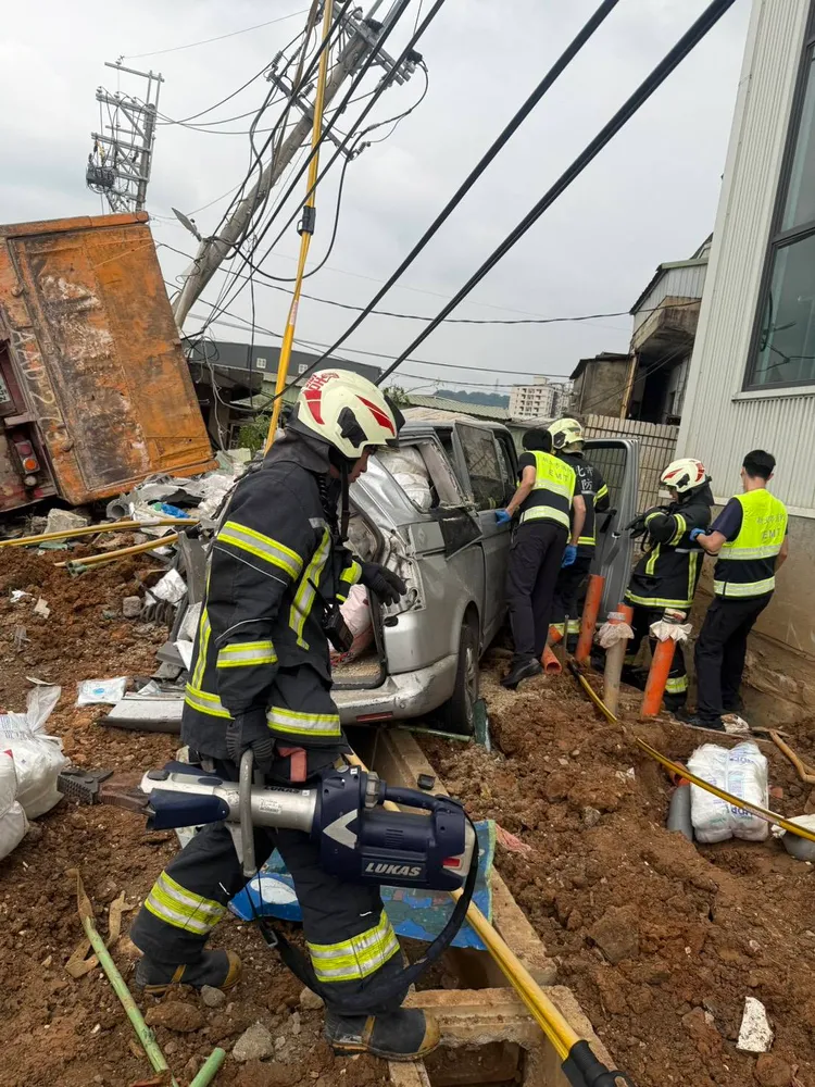 警消到場救護並管制交通。翻攝畫面