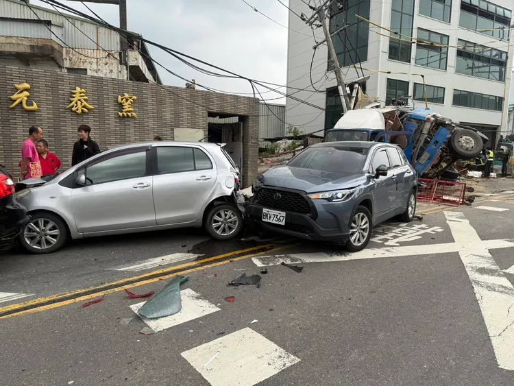 多輛汽車被波及追撞受損。翻攝畫面