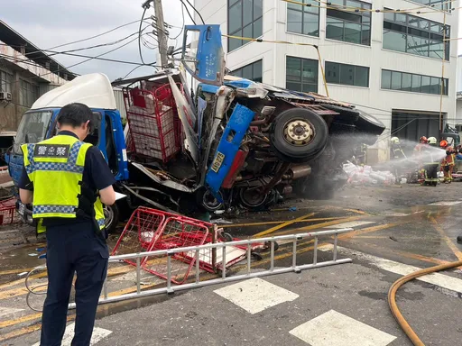 鶯歌重大車禍！大貨車失控連撞7車後翻覆　3人受困釀6大1嬰受傷送醫