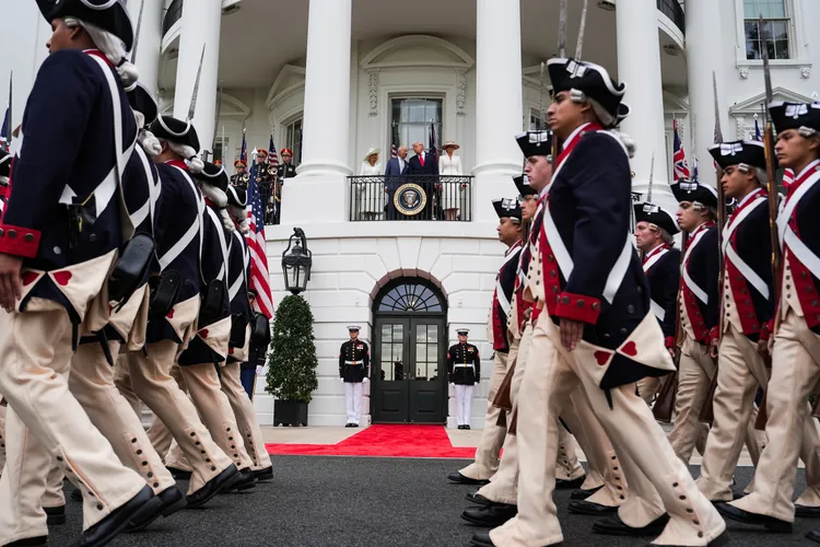 美國總統川普（中）舉行軍禮儀式歡迎英國國王查爾斯三世。美聯社