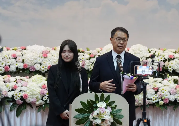 吳中純女兒梅嬿翎（左）、老公梅聖旻在告別式上台致詞。攝影中心攝