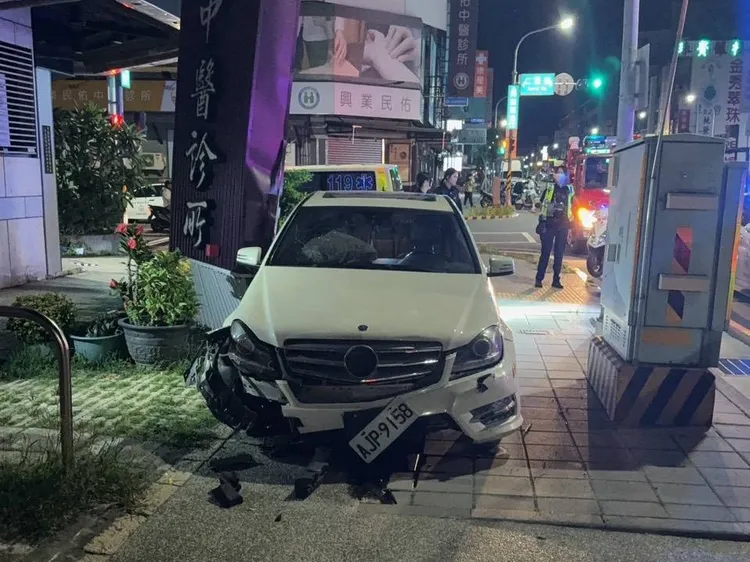 林男倒車加速逃逸，過程中撞上商家招牌。翻攝畫面