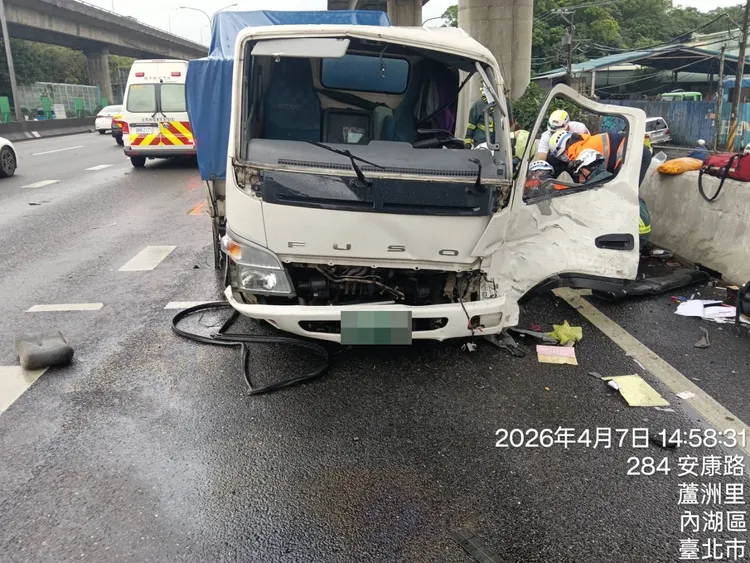 小貨車駕駛救出時已失去意識。警方提供