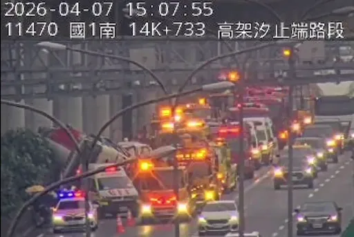 國道內湖段5車事故！水泥車側翻卡路肩　1駕駛命危送醫