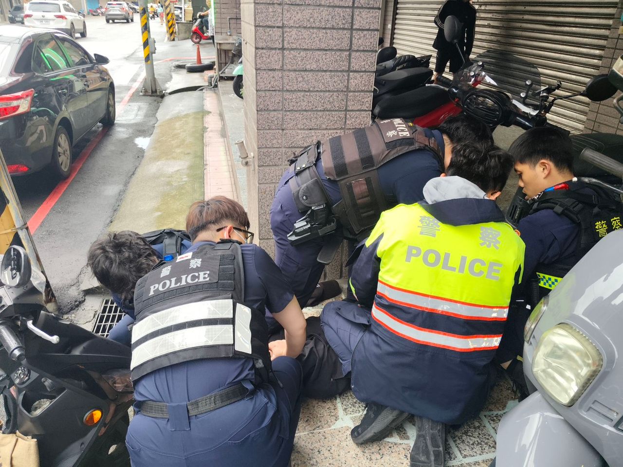 醉男當街揮舞長刀 楊梅警制伏管束