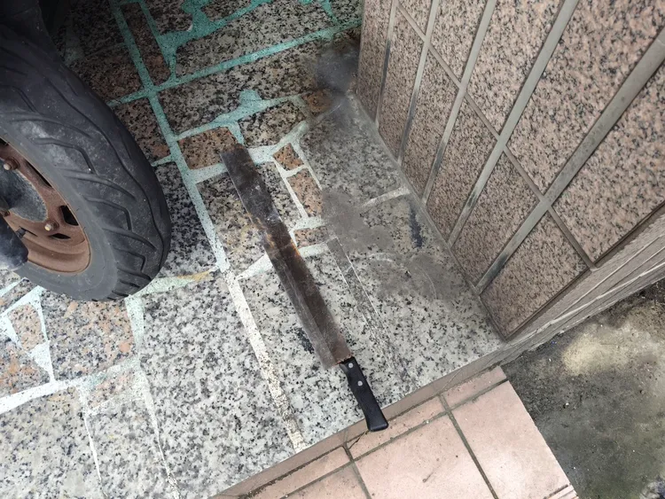 現場扣得長刀。楊梅警分局提供