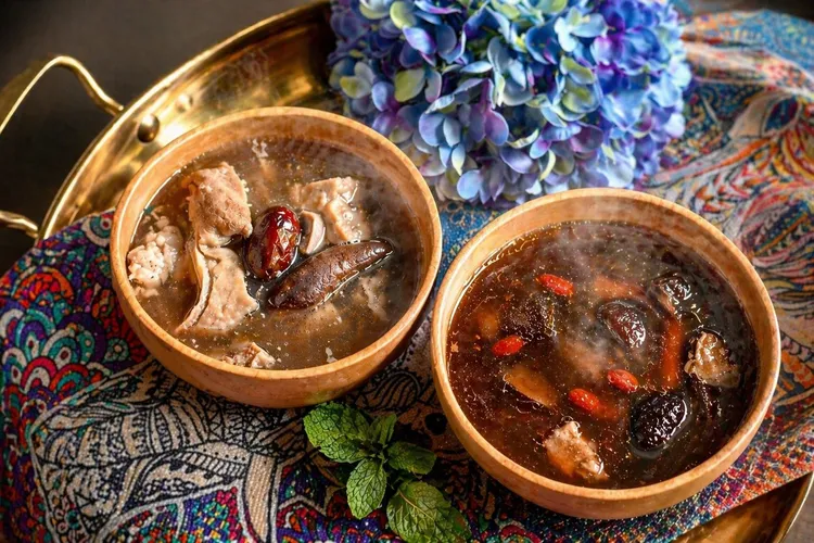 Checkers「南洋香料盛宴」展現道地南洋風味精髓，「馬來胡椒豬肚湯盅」以胡椒湯底慢燉，融合彈嫩豬肚，濃郁順口；「藥膳肉骨茶」結合中藥材與香料香氣，湯頭溫潤回甘。台北凱撒大飯店提供