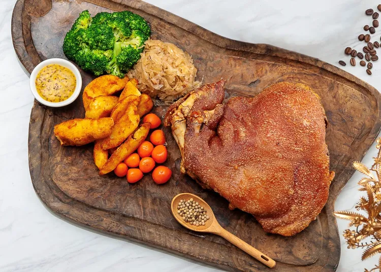 台北凱撒王朝中餐廳「凱撒招牌冠軍豬腳」，搭配主廚自製酸菜，口感層次豐富、肥嫩多汁，膠質滿滿，母親節與媽媽共享最對味。台北凱撒大飯店提供