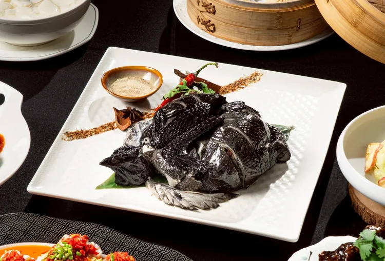 台北凱撒王朝中餐廳的「招牌蒜香黑鑽雞」，以烏骨雞搭配蒜頭醃製48小時，高溫酥炸外酥內嫩，美味不輸媽媽的拿手好菜，母親節聚餐帶媽媽來品嚐剛剛好。台北凱撒大飯店提供