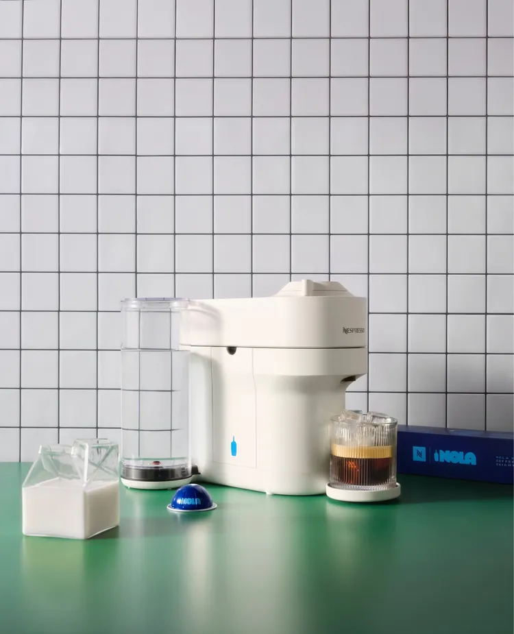 Vertuo Pop+藍瓶限量款咖啡機以清新白色機身點綴經典藍瓶標誌，搭載專利Centrifusion™高速離心力萃取與自動讀取膠囊專屬條碼技術，一鍵還原職人級咖啡風味。業者提供