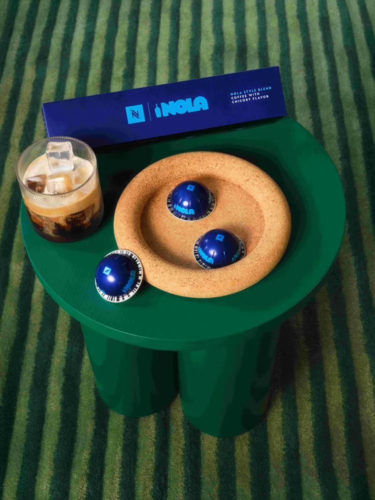 藍瓶-NOLA風味咖啡膠囊以雙份濃縮咖啡杯量打造重新詮釋 NOLA 經典菊苣（Chicory）與牛奶焦糖香氣，只需一鍵啟動，即可在家輕鬆還原藍瓶咖啡風格體驗。業者提供