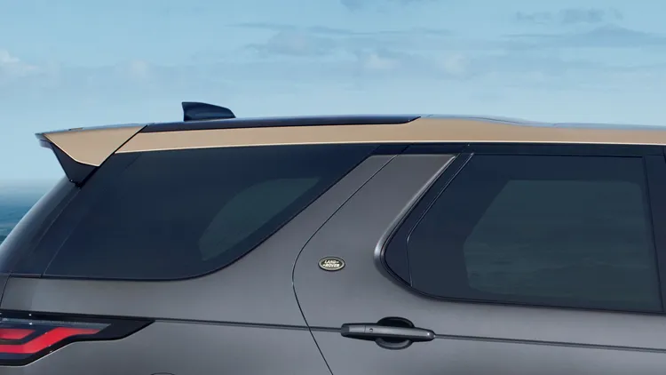 Discovery Tempest限定版導入車系首度標配的Petra Copper佩特拉銅對比色車頂，並同步提供Narvik Gloss Black納維克黑選項，同時包含車側飾板、Discovery字徽、保險桿飾件、22吋亮澤黑色鑽石塗裝輪圈。業者提供