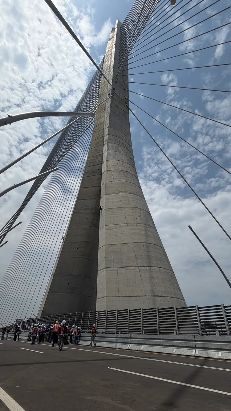 淡江大橋的設計概念被譽為「寧靜的舞者」，靈感來自於雲門舞集。曾佳俊攝