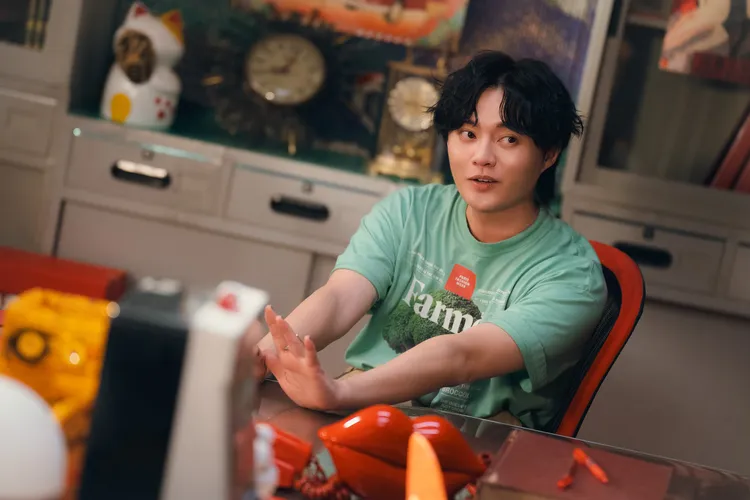 許富凱繼首波主打《講袂出喙的情話》登上台語新歌排行冠軍後，再推《愛你敢有望》。何樂音樂提供