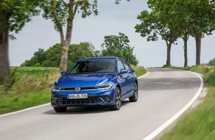 R-Line車型配備專屬空力套件與10.25吋數位儀表，進一步強化運動化座艙氛圍。業者提供