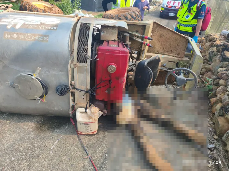 移工上半身被壓在噴藥車底下。民眾提供