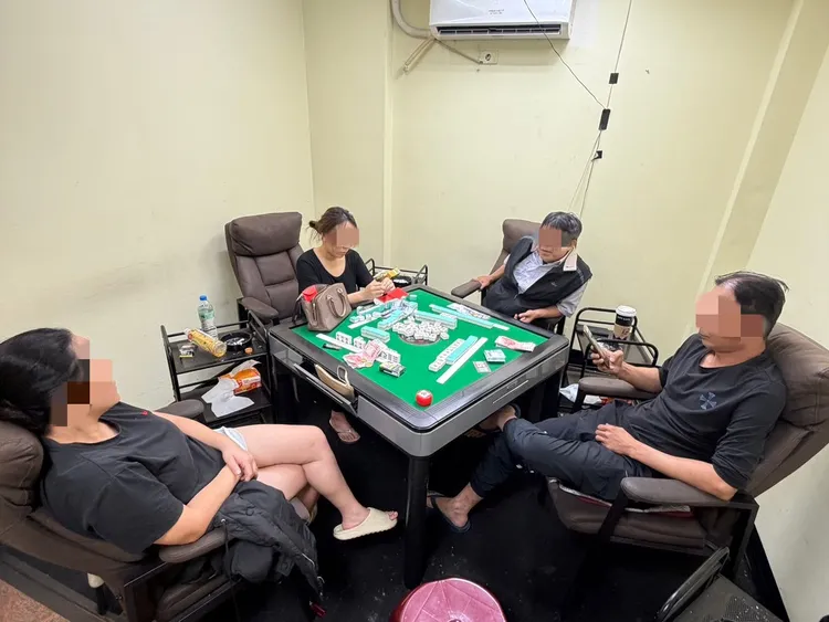 民宅暗藏賭場，警方強勢破門查獲負責人、員工及賭客共21人，並查扣抽頭金、賭資、籌碼及相關賭具等證物。翻攝畫面