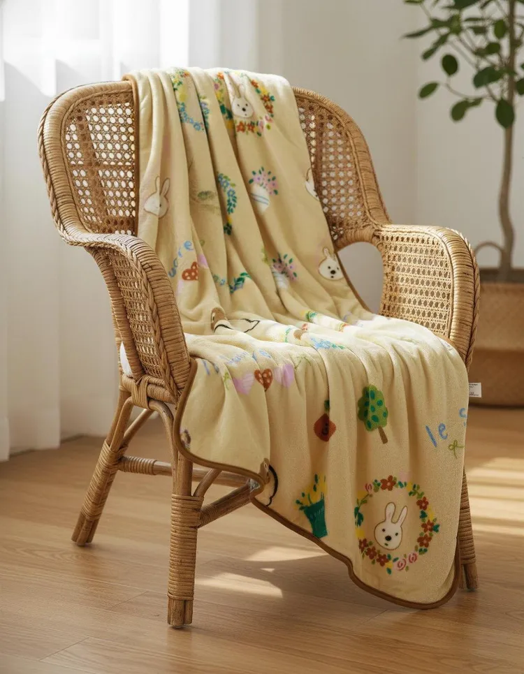 國票金控（2889）今年股東會紀念品，推出以「熊兔同框」為主題的法蘭絨毯，結合生活用品設計與品牌意象，在股東會紀念品市場引發關注。國票金控提供