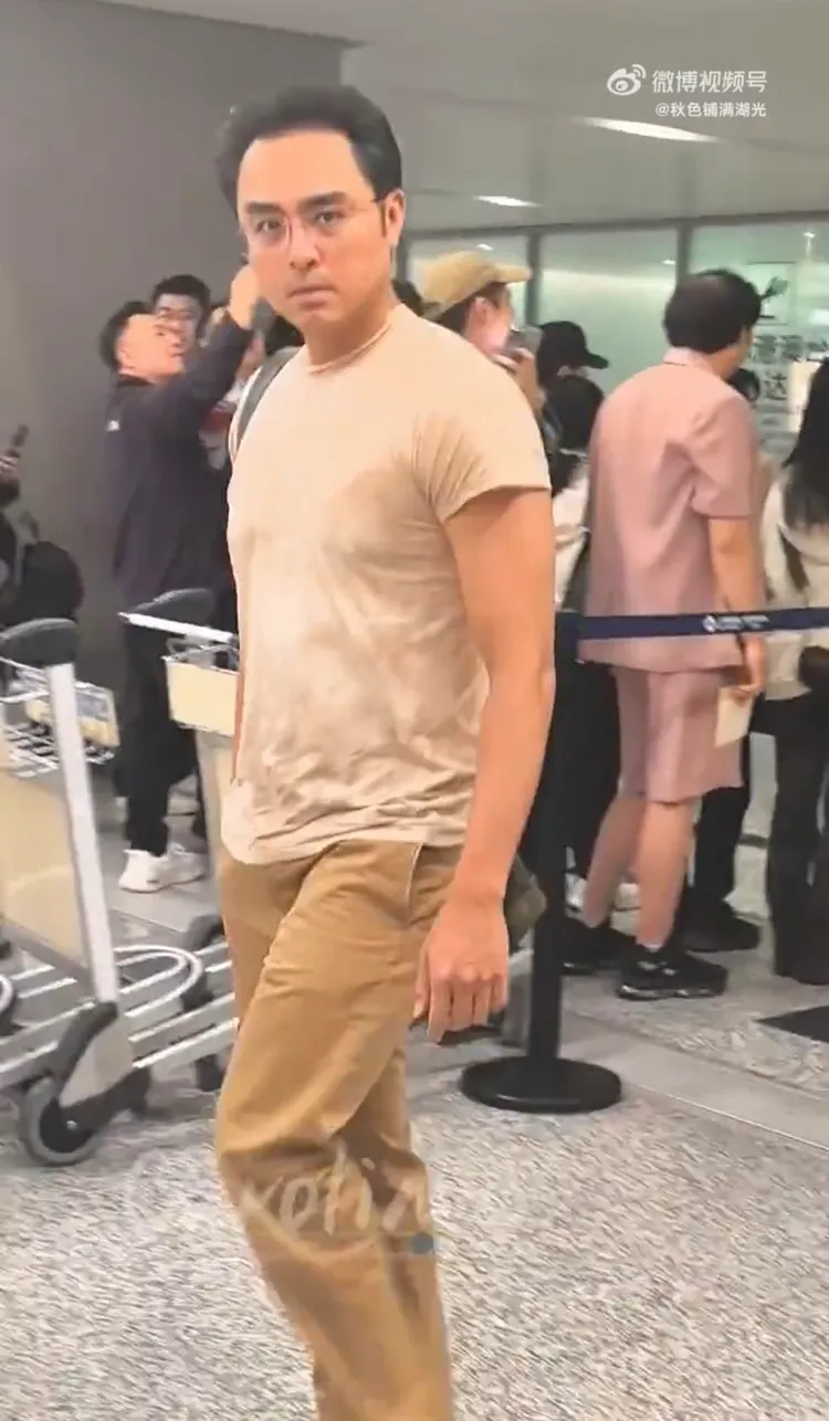 明道看到接機網友傻住。翻攝自微博