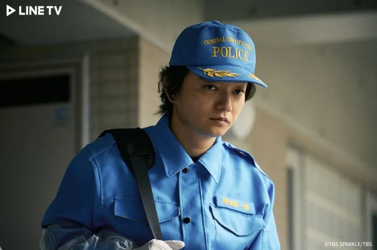 染谷將太飾演檢察官弟弟。LINE TV提供