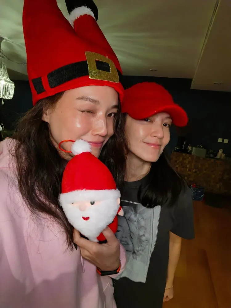 舒淇和林熙蕾聖誕裝扮。翻攝IG @kellyhlin