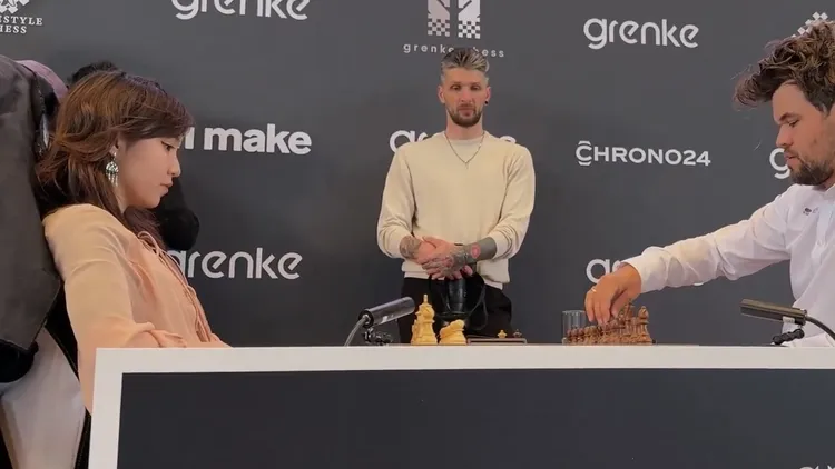 努爾曼被沒收手機後表情木然、等待比賽開始。翻攝自ChessBase India X