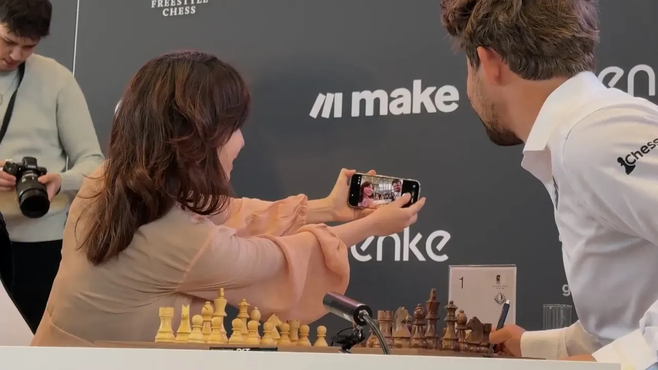 棋王燦笑合影18歲美女對手　拍完秒變臉檢舉她違規用手機