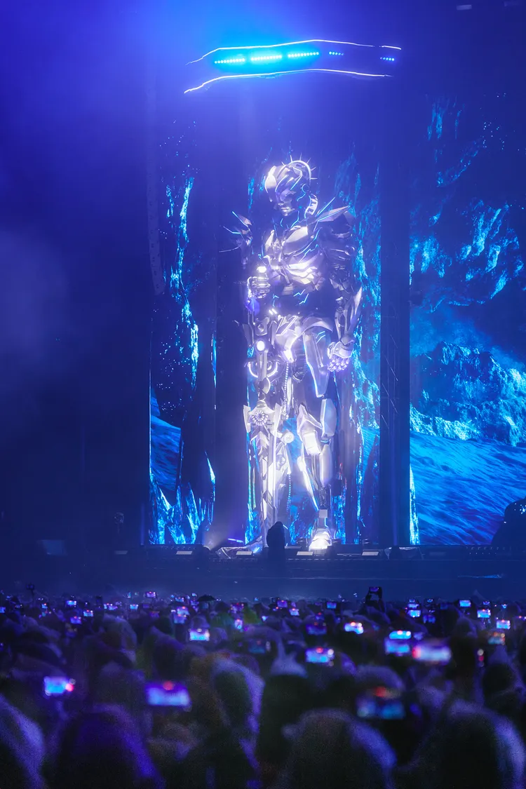 巨型機器人矗立在舞台兩側。杰威爾提供