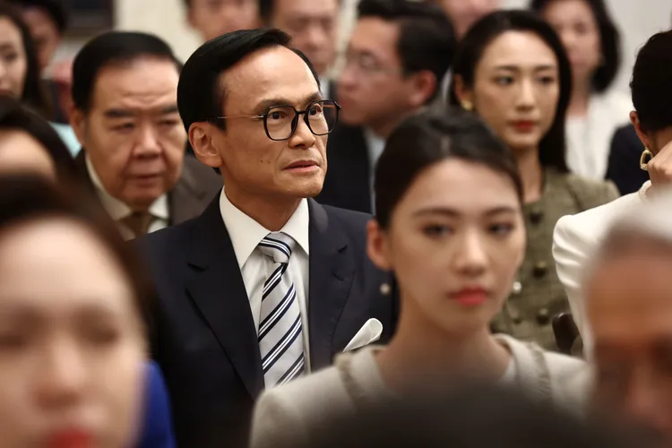 陳以文演出當時影響力極大的四大富豪。華映提供