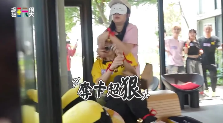 丫頭（後）進攻時戰力滿點，抱住蝶香頭部。綜藝玩很大提供