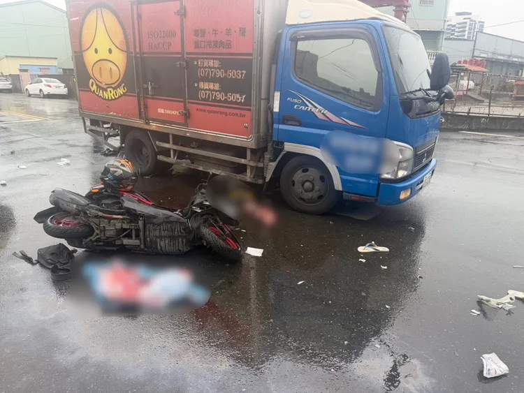 兩部機車翻到，雙載的凃姓父子與劉姓騎士都受傷，還波及路口待轉的小貨車。民眾提供