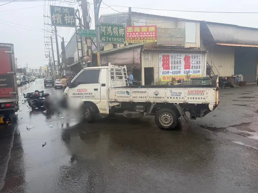 疑貨車違規右轉　兩機車閃不及「犁田」慘摔　兒破頭父昏迷