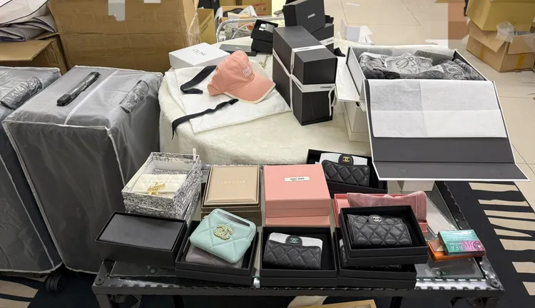 警方查獲的仿冒品。翻攝畫面