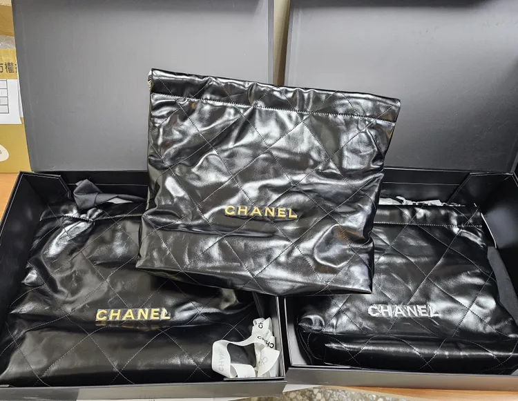 警方查獲的仿冒品。翻攝畫面