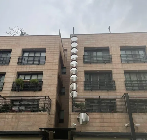 台南透天厝「掛起10凸面鏡」　誇張擺設化解「壁刀煞」民俗專家解答