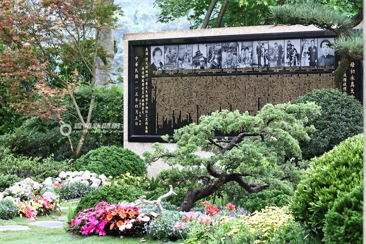 走入永真園，映入眼簾的是郭台銘寫下的初永真百歲誌銘，被樹木與鮮花圍繞。特勤中心攝