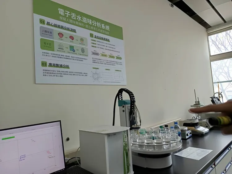 溢泰斥資打造一座對標NSF國際最高水質標準的專業研發實驗室，配備口感分析儀（電子舌）、材料分析設備、微生物檢測站及爆破實驗室等高階設施。許麗珍攝