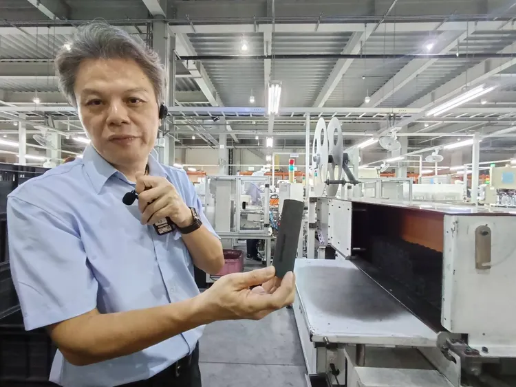 溢泰實業台灣廠執行長林勝男表示，實驗室中的濾芯測試站共有32處水質採樣測試產品過濾功能，讓客戶安心。許麗珍攝