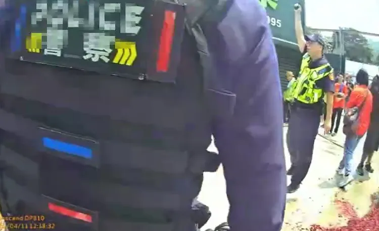 頂埔所長對空鳴槍。翻攝畫面