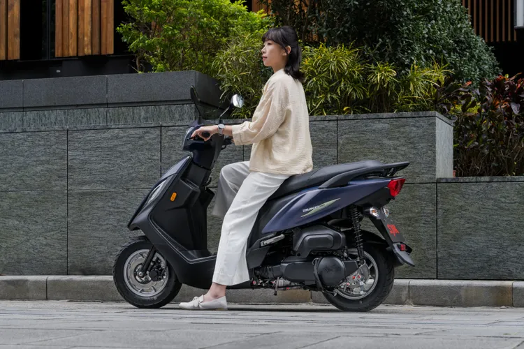 2026年式SYM迪爵125外型導入更簡約的設計語彙，試圖擺脫傳統國民車既定印象。業者提供